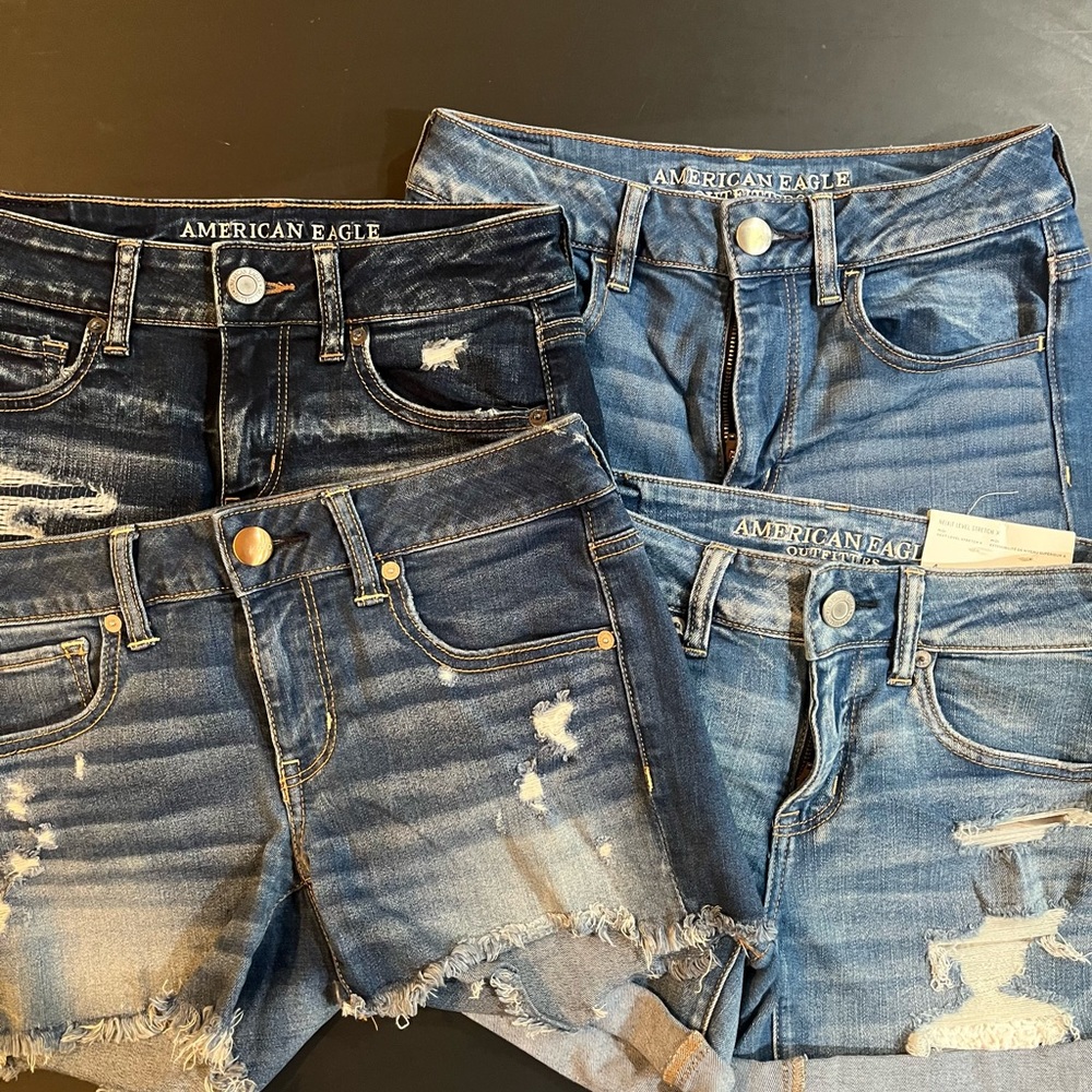 American Eagle 4 pairs of shorts size 4. One still with tags. Great condition!